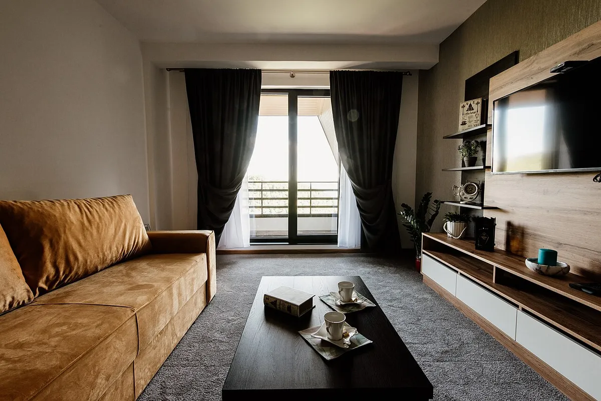 Sala de un departamento moderno lista para recibir huéspedes
