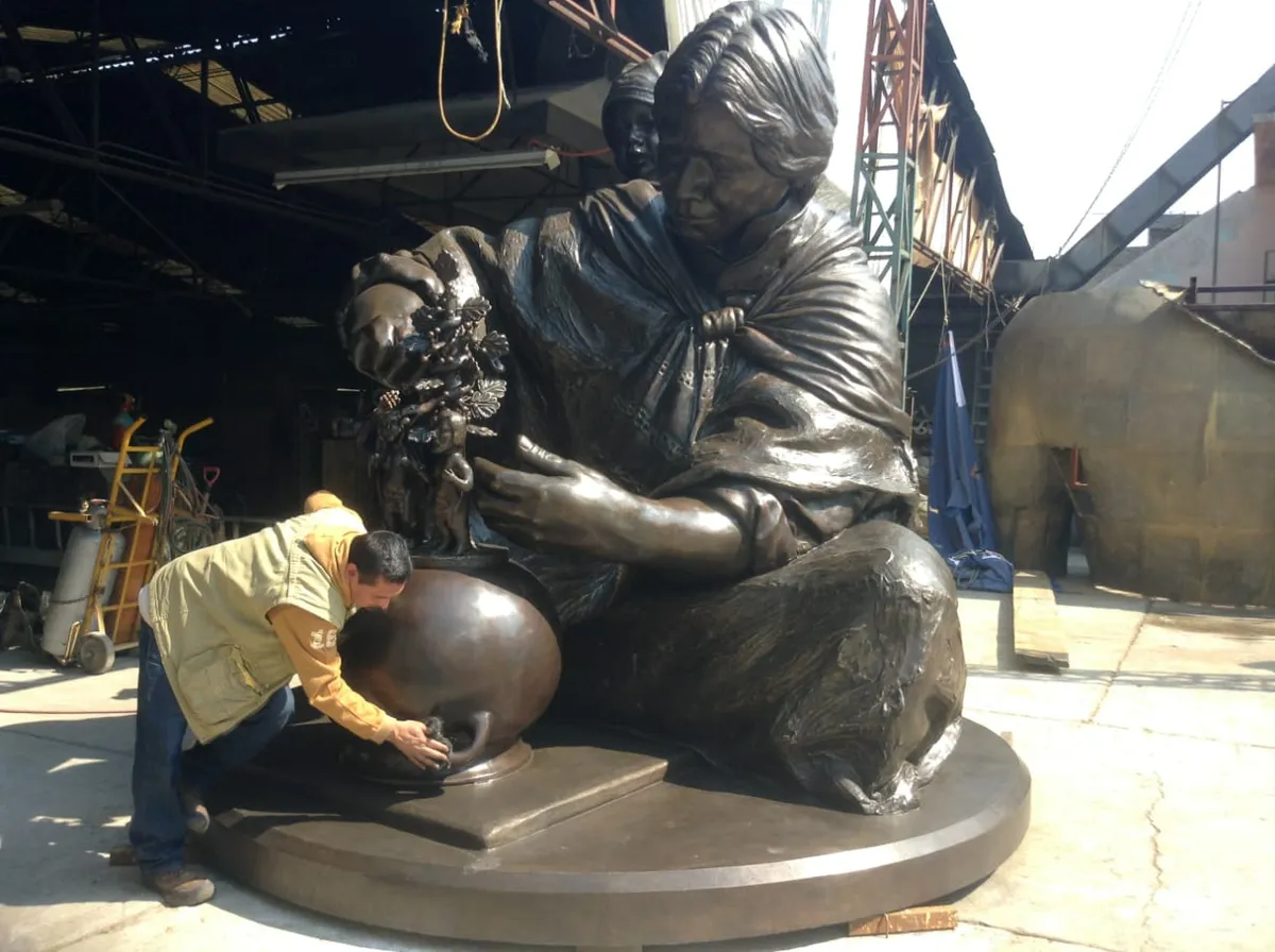 Monument to "The Artisan Woman of Metepec". Sculptural composition of the Mexican sculptor Martin Camilo Enriquez Loza.